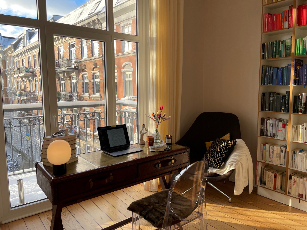 Foto des Arbeitsplatzes von Autorin Claudia Schumacher.