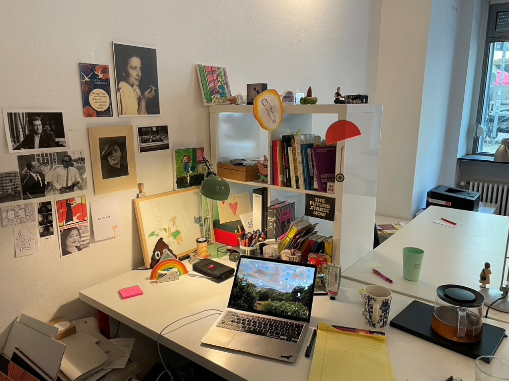 Foto des Arbeitsplatzes von Autorin Alena Schröder.