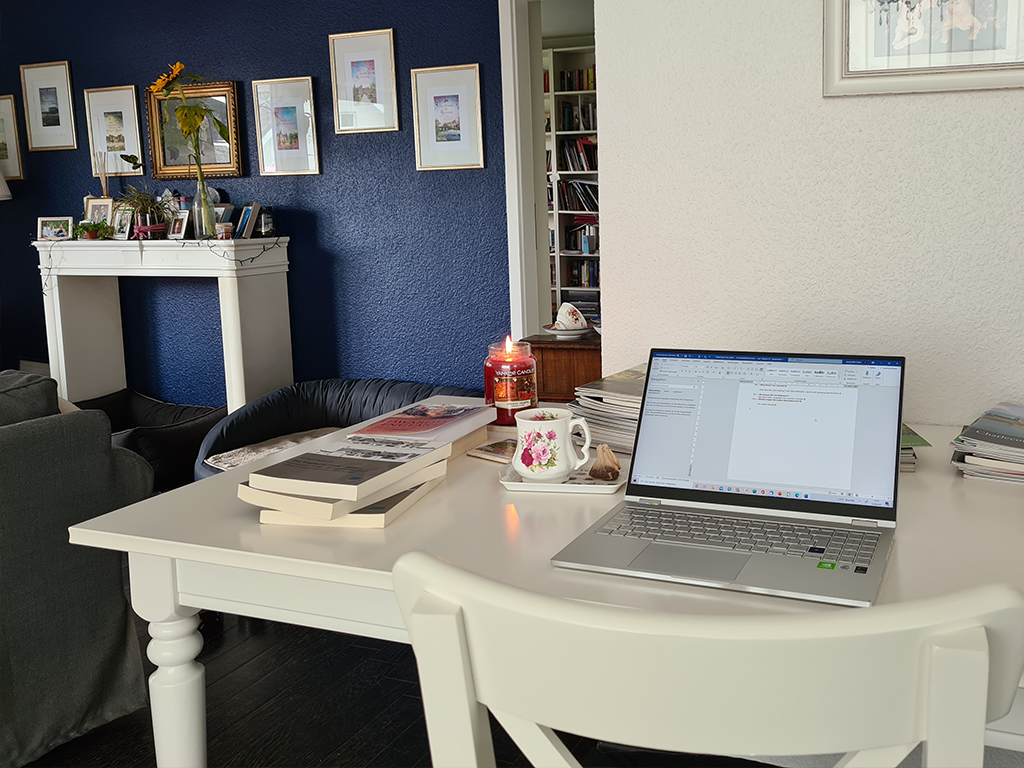 Foto des Arbeitsplatzes von Autorin Felicity Whitmore.