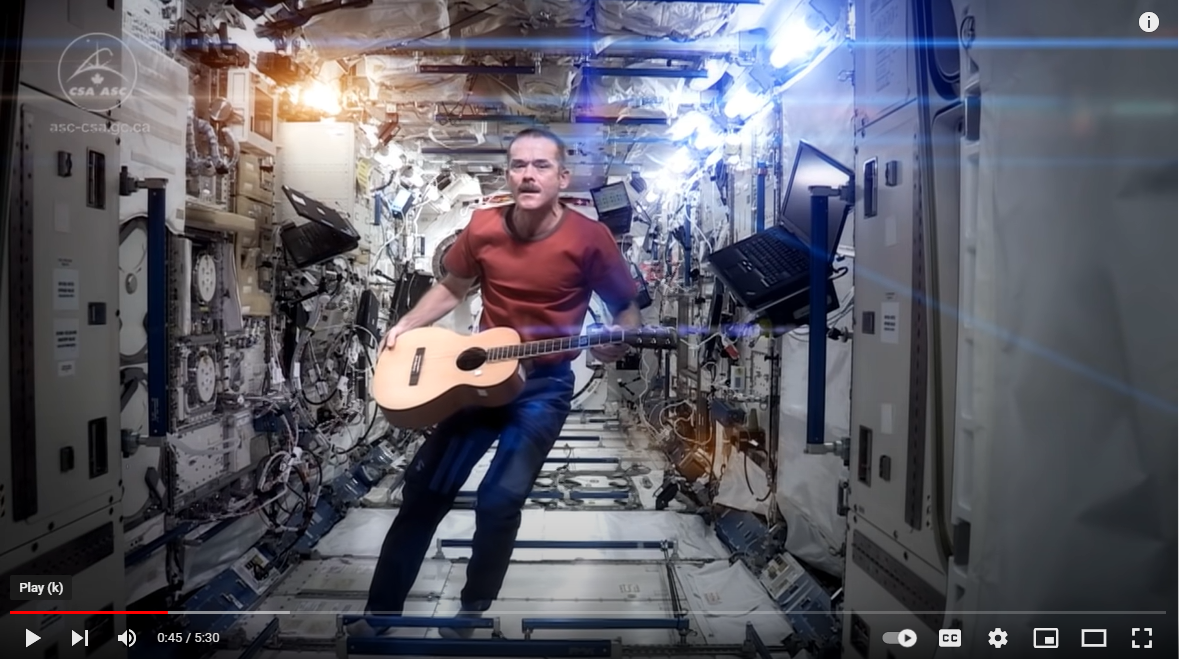 Autor Chris Hadfield in einem Video zu Space Oddity