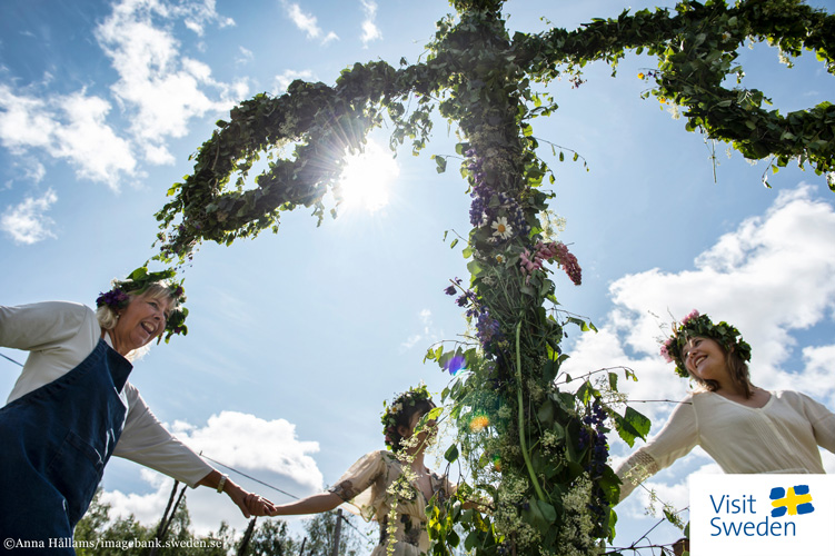 Foto Frauen bei Mittsommerfeier, Logo Visit Sweden