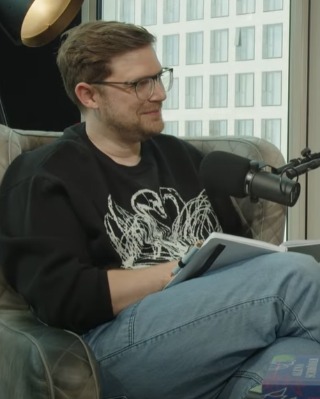 Foto von Florian Valerius bei einer Podcast Aufnahme