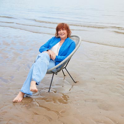 Autorin Beatrix Gerstberger am Strand